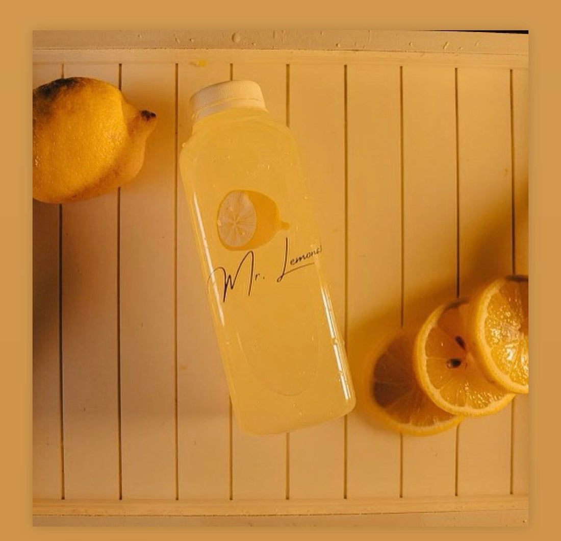 PHOTO OF LEMONADE AND LEMONS ON A DISPLAY TRAY