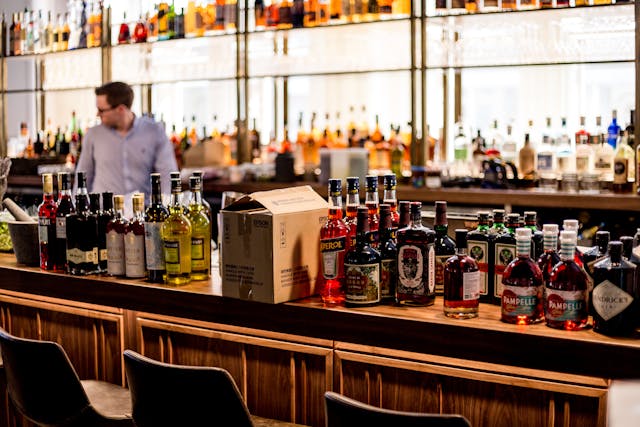 How to Choose the Perfect Bar Service for a Wedding?